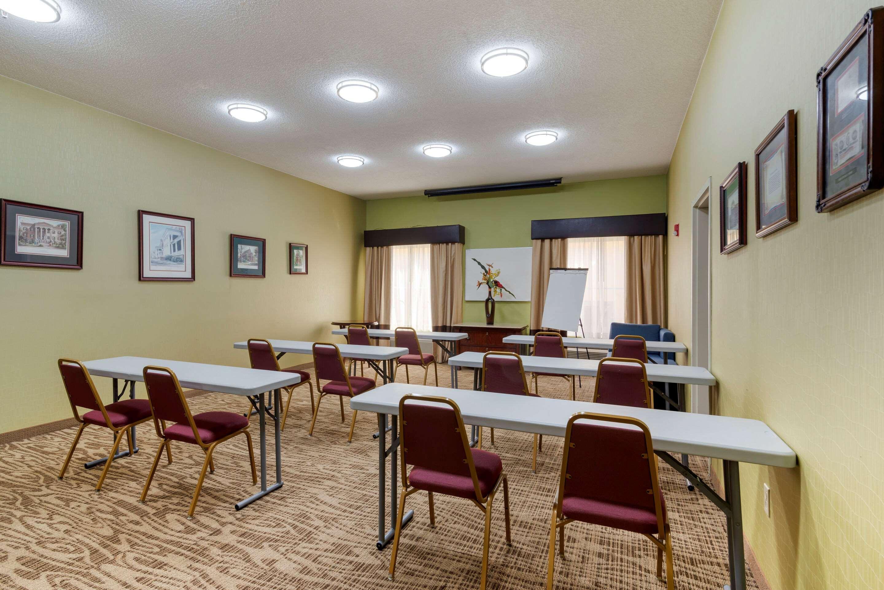 Comfort Suites Милледжвилл Экстерьер фото